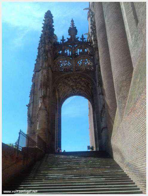Vue panoramique de la cathédrale Sainte-Cécile à Albi, chef-d'œuvre gothique