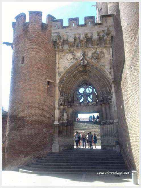 Vue panoramique de la cathédrale Sainte-Cécile à Albi, chef-d'œuvre gothique