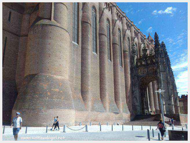 Vue panoramique de la cathédrale Sainte-Cécile à Albi, chef-d'œuvre gothique