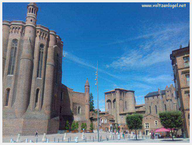 Vue panoramique de la cathédrale Sainte-Cécile à Albi, chef-d'œuvre gothique