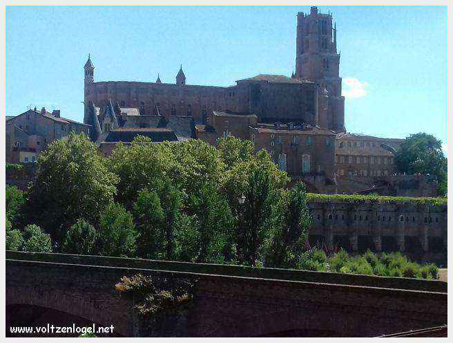 Vue panoramique de la cathédrale Sainte-Cécile à Albi, chef-d'œuvre gothique