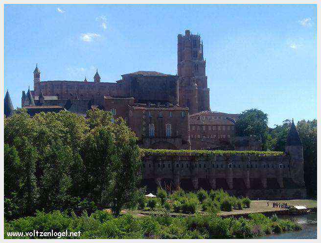 Vue panoramique de la cathédrale Sainte-Cécile à Albi, chef-d'œuvre gothique