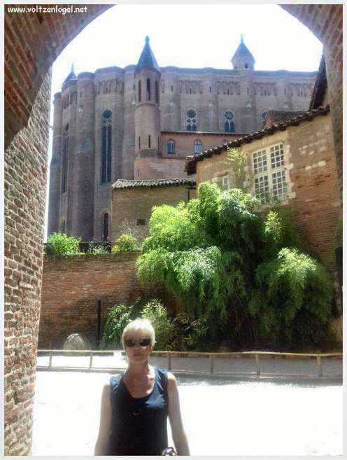 Vue panoramique de la cathédrale Sainte-Cécile à Albi, chef-d'œuvre gothique