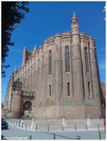 Imposante Cathédrale d'Albi : extérieur solennel et dimensions majestueuses.