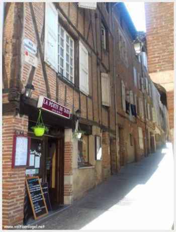 Albi, ville rose du Midi-Pyrénées : centre historique baigné de briques rouges.