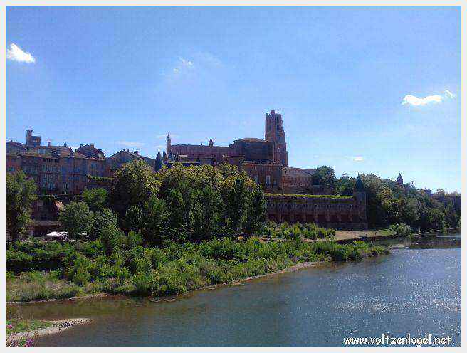 Vue panoramique d'Albi avec la cathédrale Sainte-Cécile et le Pont Vieux