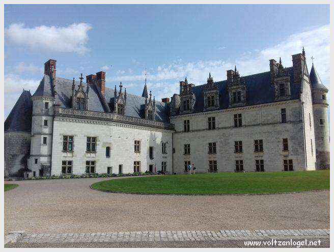 Vue panoramique sur le Château Royal d'Amboise et ses jardins à la française