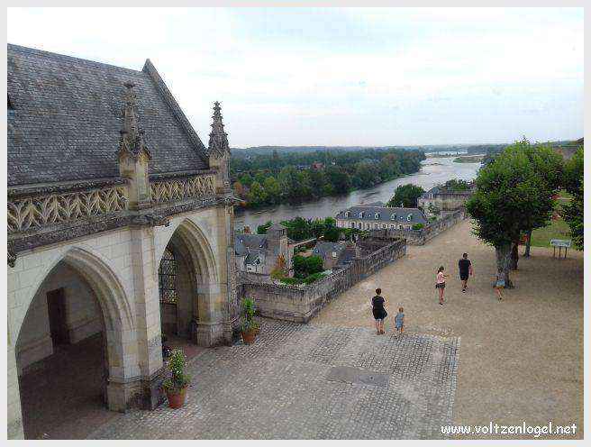 Vue panoramique sur le Château Royal d'Amboise et ses jardins à la française