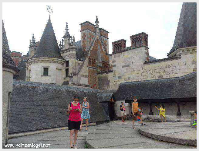 Vue panoramique sur le Château Royal d'Amboise et ses jardins à la française