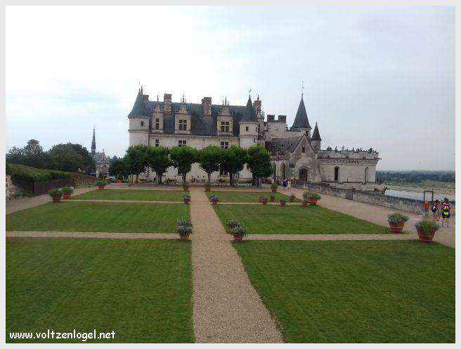 Vue panoramique sur le Château Royal d'Amboise et ses jardins à la française