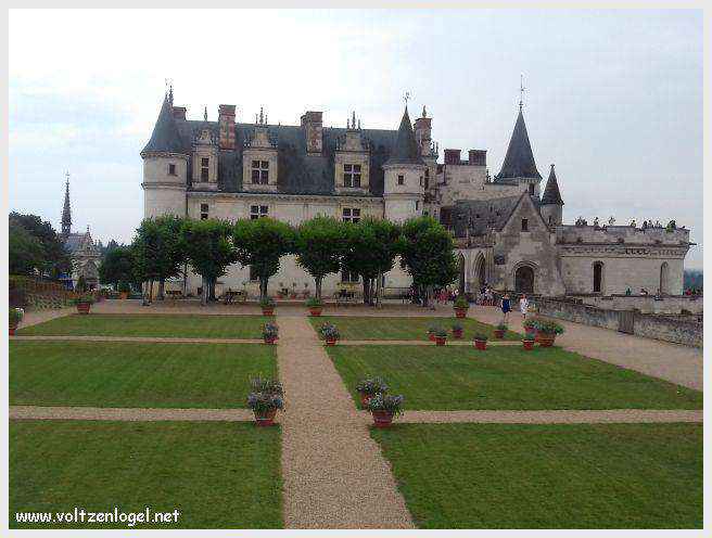 Vue panoramique sur le Château Royal d'Amboise et ses jardins à la française