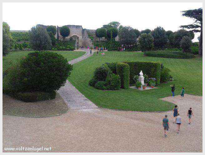Vue panoramique sur le Château Royal d'Amboise et ses jardins à la française