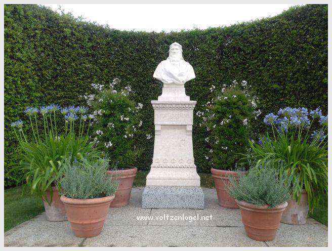 Vue panoramique sur le Château Royal d'Amboise et ses jardins à la française