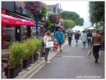 Rue commerçante animée d'Andernos, mêlant shopping et gourmandise.