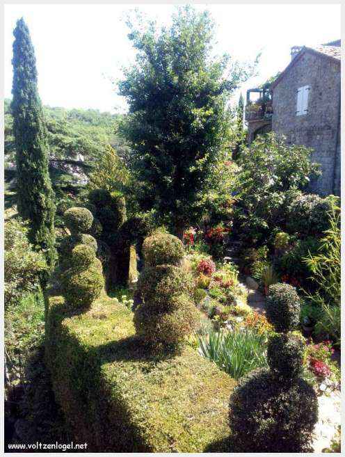 Vue panoramique de Balazuc, village médiéval surplombant les gorges de l'Ardèche