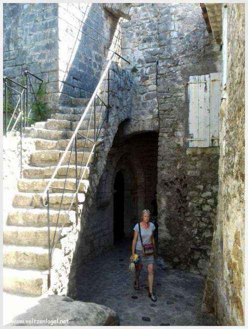 Vue panoramique de Balazuc, village médiéval surplombant les gorges de l'Ardèche