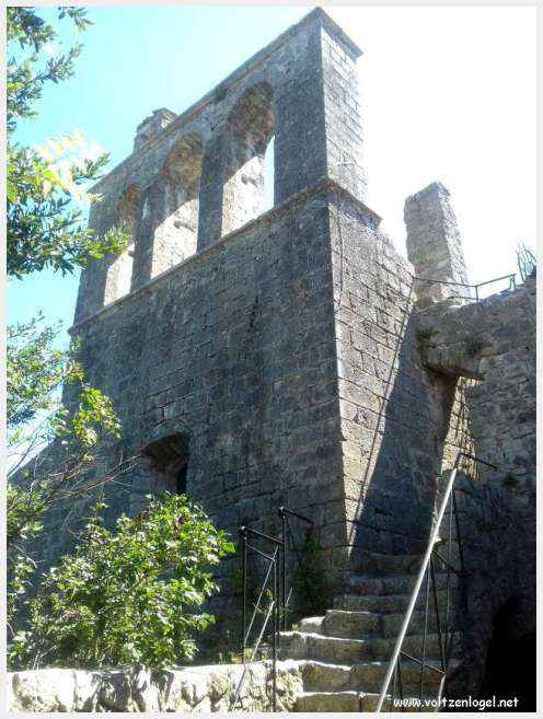 Vue panoramique de Balazuc, village médiéval surplombant les gorges de l'Ardèche