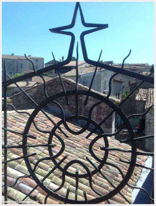 Vue panoramique de Balazuc, village médiéval surplombant les gorges de l'Ardèche