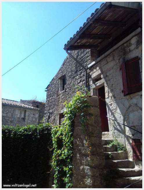 Vue panoramique de Balazuc, village médiéval surplombant les gorges de l'Ardèche
