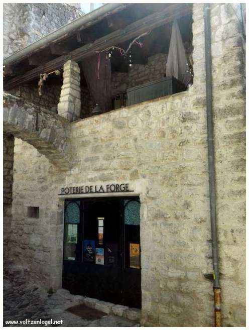 Vue panoramique de Balazuc, village médiéval surplombant les gorges de l'Ardèche