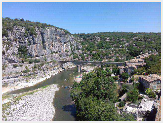Balazuc, village médiéval surplombant l'Ardèche : ruelles pavées et paysages époustouflants.