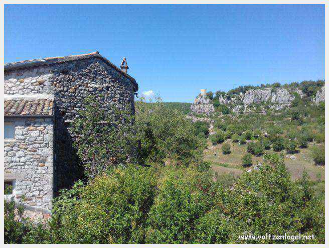Vue panoramique de Balazuc, village médiéval surplombant les gorges de l'Ardèche