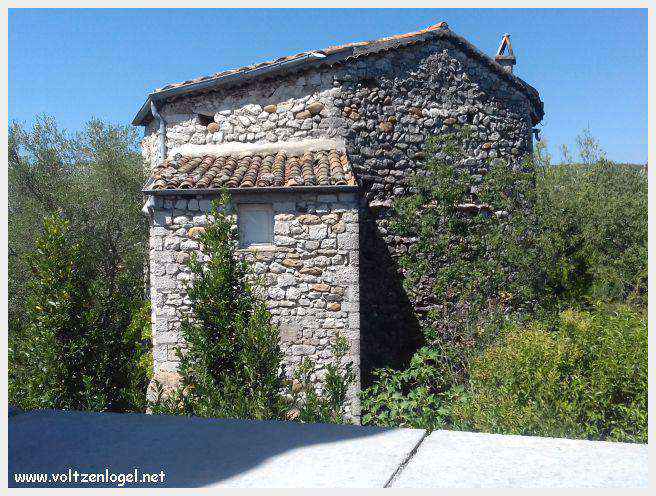 Vue panoramique de Balazuc, village médiéval surplombant les gorges de l'Ardèche