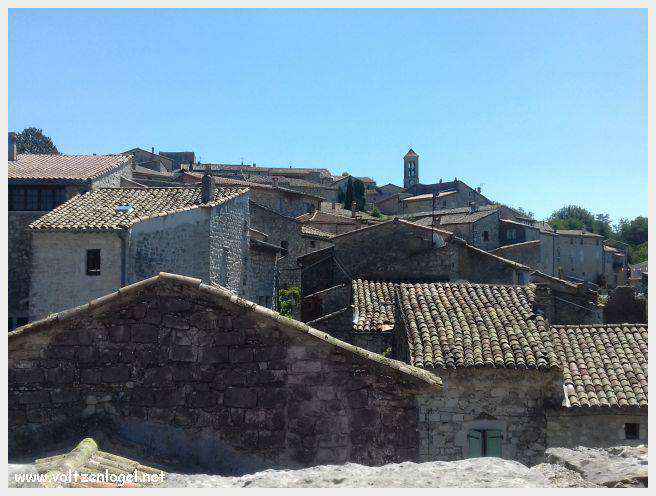 Vue panoramique de Balazuc, village médiéval surplombant les gorges de l'Ardèche