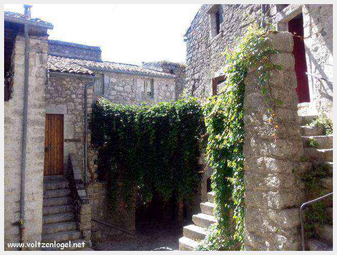 Vue panoramique de Balazuc, village médiéval surplombant les gorges de l'Ardèche
