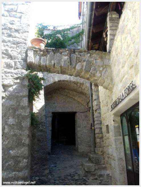 Vue panoramique de Balazuc, village médiéval surplombant les gorges de l'Ardèche