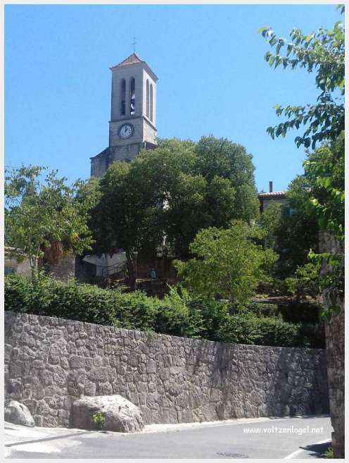 Vue panoramique de Balazuc, village médiéval surplombant les gorges de l'Ardèche