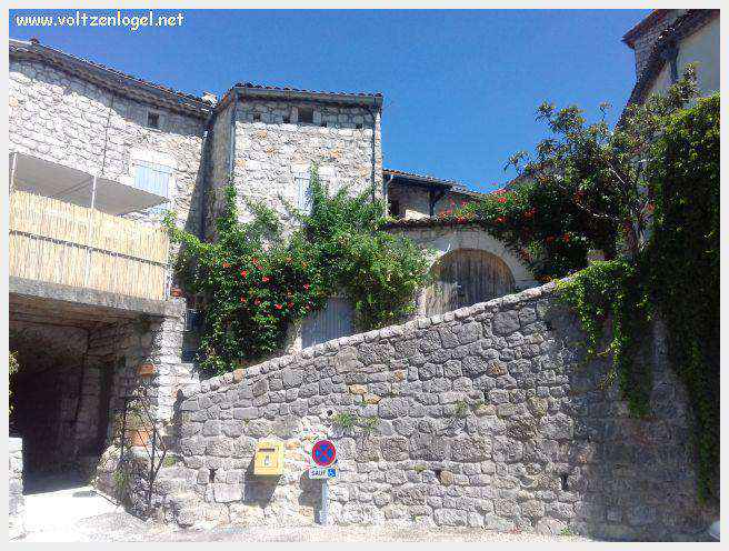 Vue panoramique de Balazuc, village médiéval surplombant les gorges de l'Ardèche