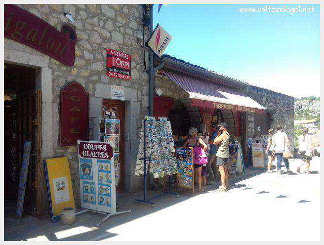 Vue panoramique de Balazuc, village médiéval surplombant les gorges de l'Ardèche