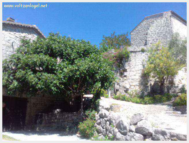 Vue panoramique de Balazuc, village médiéval surplombant les gorges de l'Ardèche