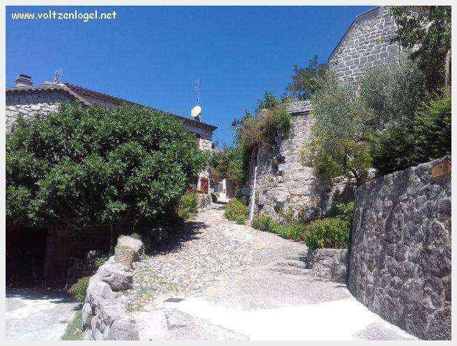 Vue panoramique de Balazuc, village médiéval surplombant les gorges de l'Ardèche