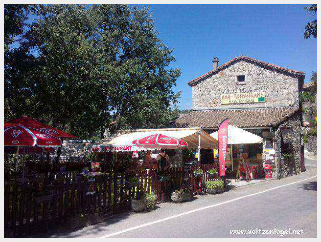 Vue panoramique de Balazuc, village médiéval surplombant les gorges de l'Ardèche