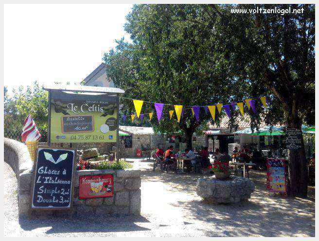 Vue panoramique de Balazuc, village médiéval surplombant les gorges de l'Ardèche