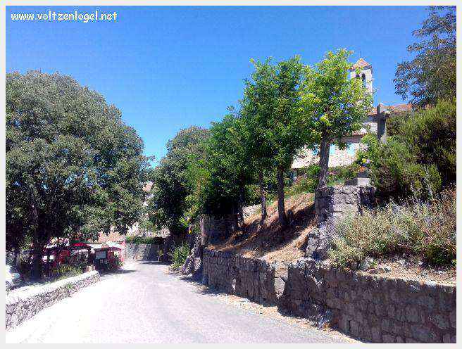 Vue panoramique de Balazuc, village médiéval surplombant les gorges de l'Ardèche