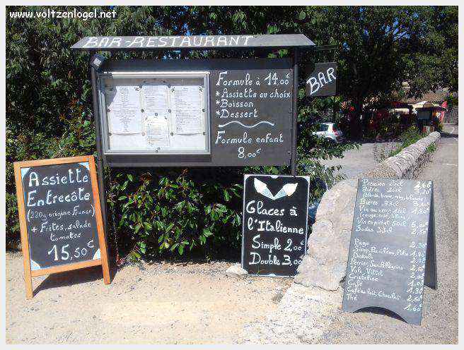 Vue panoramique de Balazuc, village médiéval surplombant les gorges de l'Ardèche