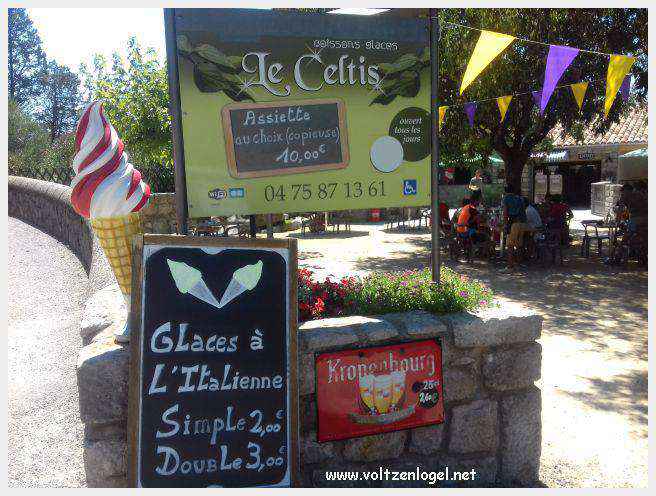 Vue panoramique de Balazuc, village médiéval surplombant les gorges de l'Ardèche