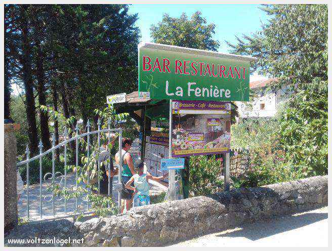 Vue panoramique de Balazuc, village médiéval surplombant les gorges de l'Ardèche