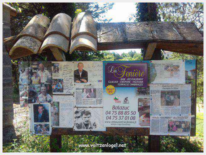 Vue panoramique de Balazuc, village médiéval surplombant les gorges de l'Ardèche