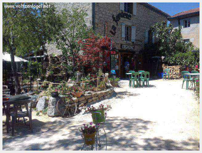 Vue panoramique de Balazuc, village médiéval surplombant les gorges de l'Ardèche
