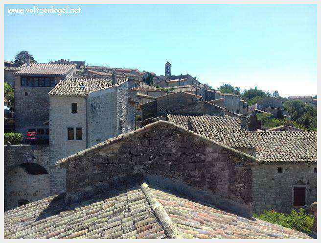 Vue panoramique de Balazuc, village médiéval surplombant les gorges de l'Ardèche