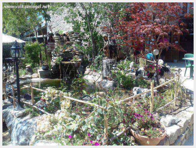Vue panoramique de Balazuc, village médiéval surplombant les gorges de l'Ardèche
