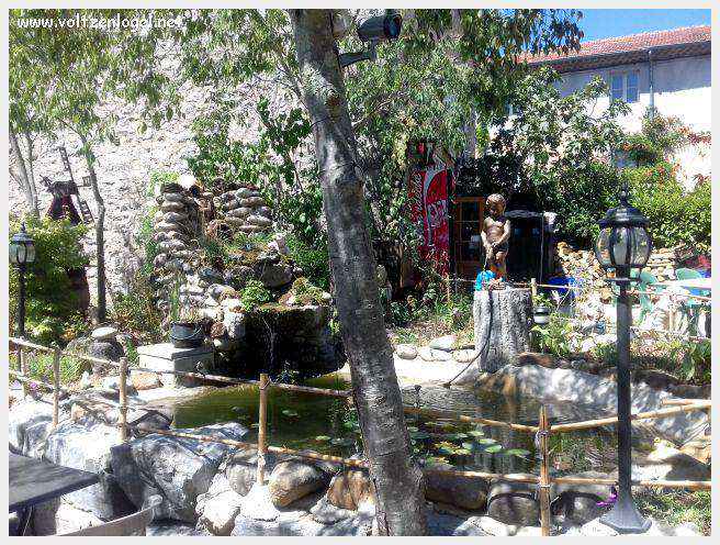 Vue panoramique de Balazuc, village médiéval surplombant les gorges de l'Ardèche