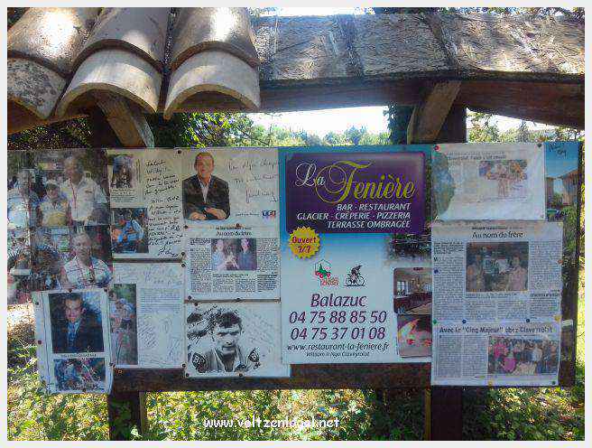 Vue panoramique de Balazuc, village médiéval surplombant les gorges de l'Ardèche