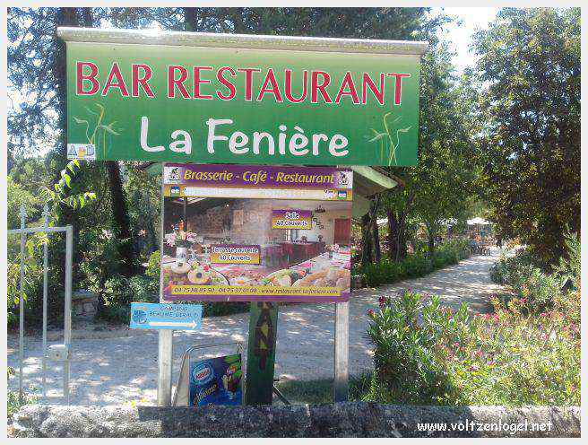 Vue panoramique de Balazuc, village médiéval surplombant les gorges de l'Ardèche