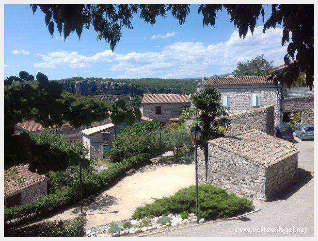 Vue panoramique de Balazuc, village médiéval surplombant les gorges de l'Ardèche