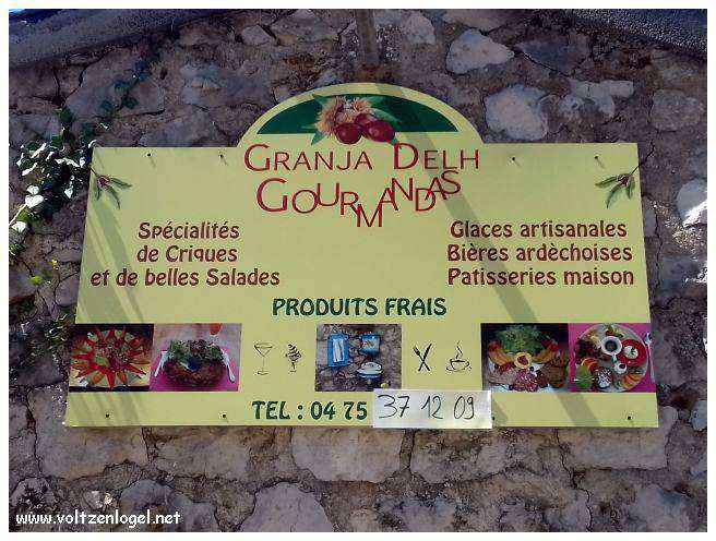 Vue panoramique de Balazuc, village médiéval surplombant les gorges de l'Ardèche